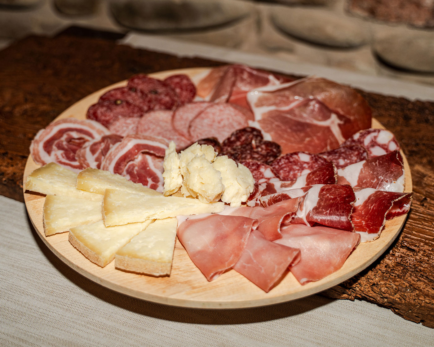Piatto di salumi e formaggi assortiti